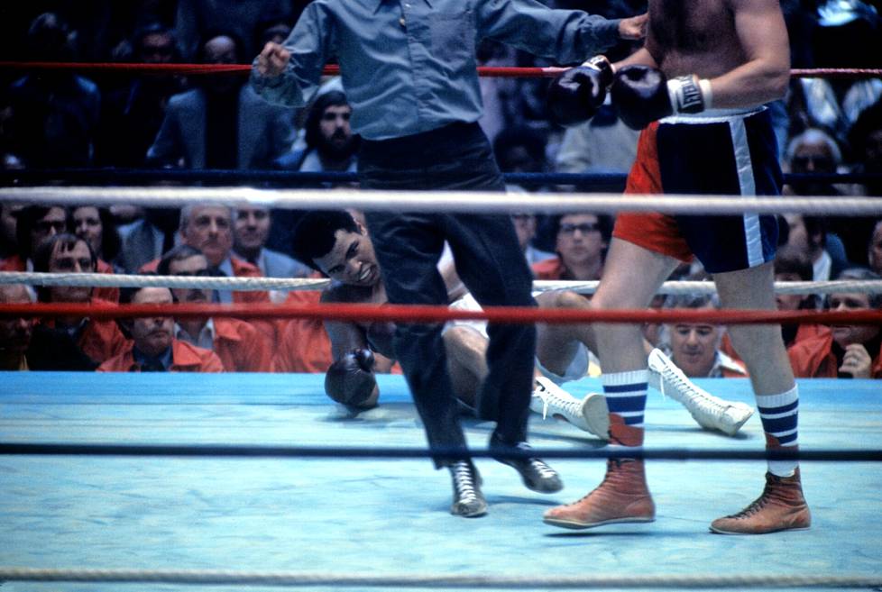 Chuck Wepner oli yksi harvoista, joka sai Muhammad Alin pudotettua lattiaan. Alin mukaan Wepner astui iskun hetkellä hänen jalkansa päälle (kuvat yllä).
