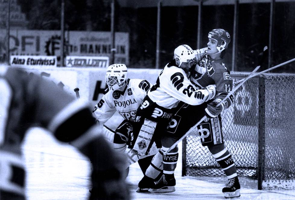 TPS:n Hannu Virta yrittää kammeta Tony Arimaa maalin edestä. Kuva tammikuulta 1988.
