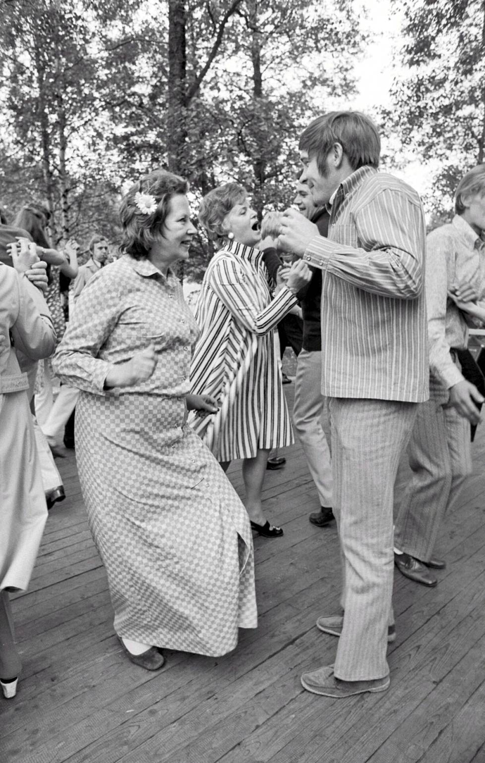 Marimekon perustaja Armi Ratia tanssin pyörteissä Bökarsin kartanollaan kesäkuussa 1971. Niin ikään Ratian kerrottiin kuuluneen Kassisen asiakkaisiin.