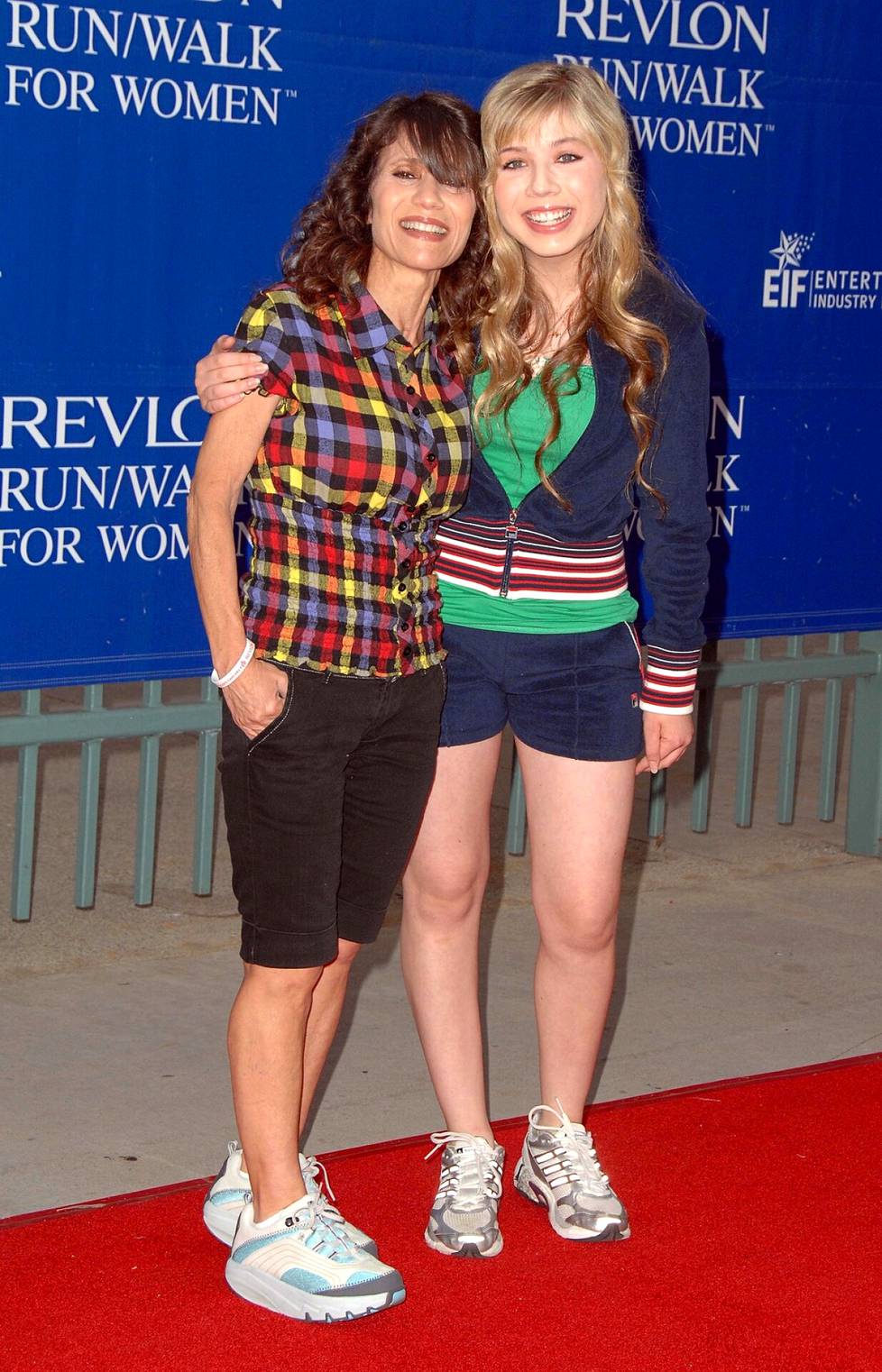 Jennette kuvattuna äitinsä Debra McCurdyn kanssa vuonna 2009. Äidin eläessä Jennette ajatteli, että heillä on maailman paras äiti-tytär-suhde. Äiti usein sanoi Jennetten olevan hänen paras ystävänsä ja Jennette teki kaikkensa äitiä miellyttääkseen. 