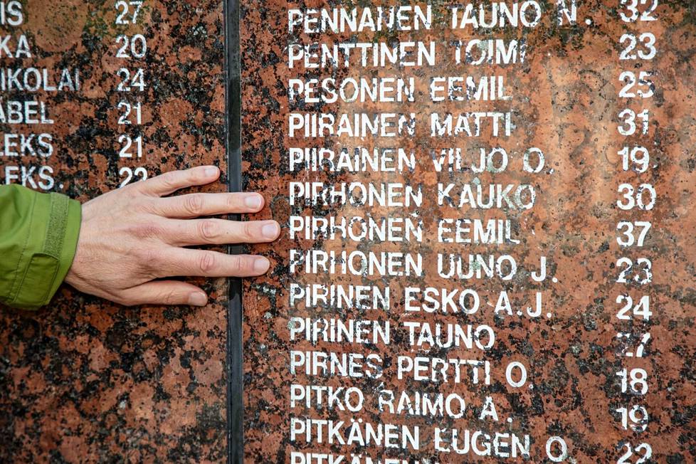 Muistomerkkiin on kirjattu Eemil Pirhosen nimi ja ikä. 
