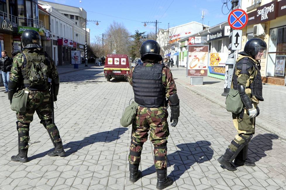Mellakkavarusteisiin pukeutuneet miehet vartioivat Krimin alueparlamentin läheisellä kävelykadulla Simferopolissa 17. maaliskuuta 2014. 