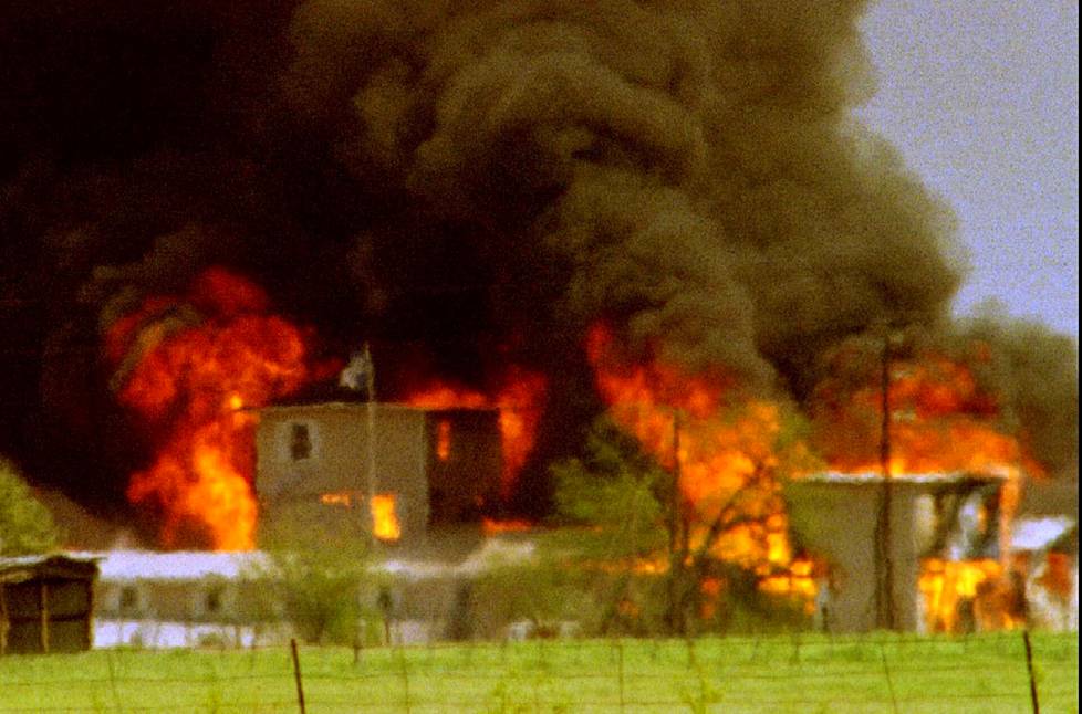 19.4.1993: Kuvat raivoisasti palavasta maatilarakennuksesta 51 päivän piirityksen jälkeen ovat piirtyneet amerikkalaisten mieliin. 