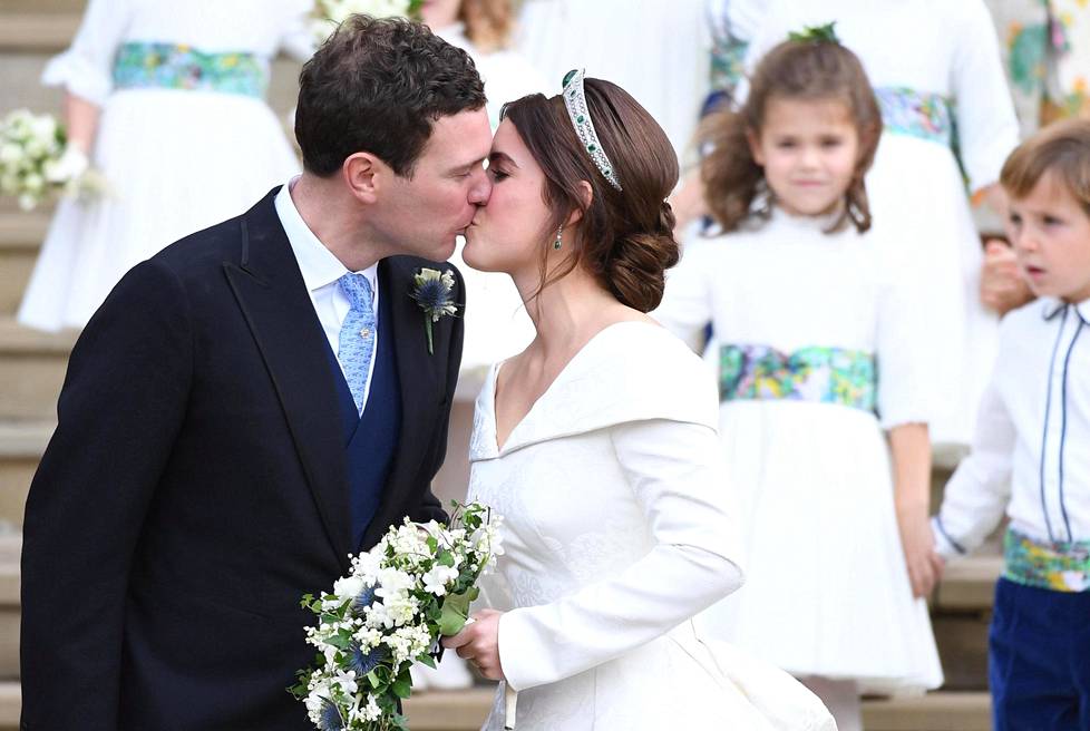 Pusu, rakas! Prinsessa Eugenie ja Jack Brooksbank suutelivat kaksi kertaa Pyhän Yrjön kappelin portailla.