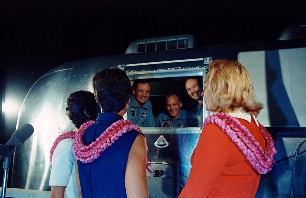 Takaisin Yhdysvaltain kamaralla: Puolisot olivat vastassa, kun Armstrong, Collins ja Aldrin saapuivat Ellingtonin lentotukikohtaan 27. heinäkuuta 1969.