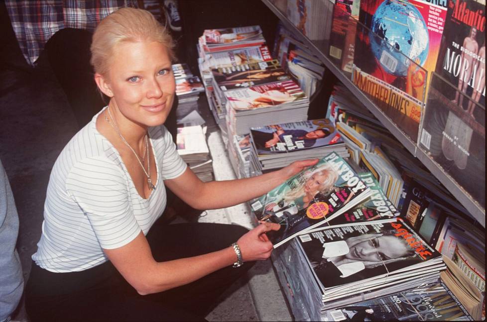 Linda Lampenius pääsi Playboy-lehden kanteen vuonna 1998. Hänet tunnettiin silloin maailmalla nimellä Linda Brava.
