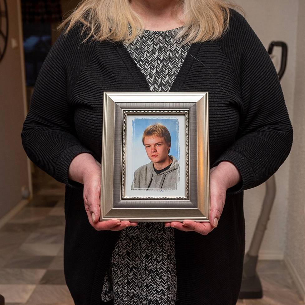 Äiti pitää käsissään kadonneen poikansa Janin kuvaa. Jani oli kadotessaan 23-vuotias. Hän on ollut kateissa pian neljä vuotta.