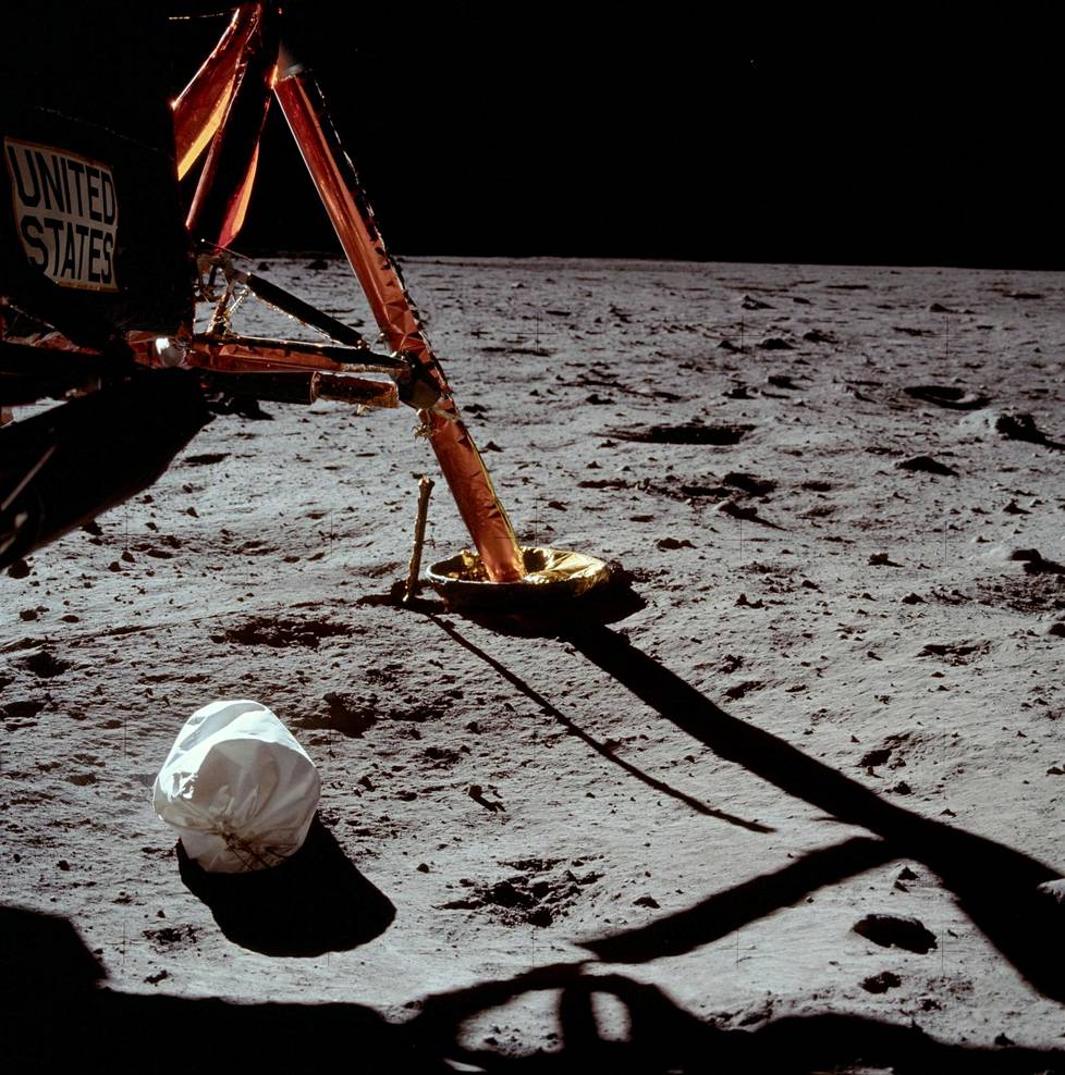 Neil Armstrongin ensimmäinen valokuva Kuusta. Etualalla näkyy roskapussi, jonka astronautit jättivät Kuuhun. Yhteensä Apollo 11:lta jäi Kuun pinnalle noin sata erilaista esinettä. Erityisesti ulostepussien noutaminen takaisin Maahan olisi tutkijoille mielenkiintoista, niistä voisi paljastua kuinka mikrobit säilyvät Kuun äärioloissa.