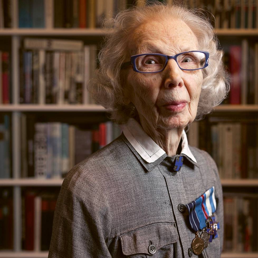 Elina Janhusen, 94, katse on tarkka ja mieli virkeä. Vuonna 1927 syntyneenä hän oli lottatehtävissään aina nuorinta ikäluokkaa.