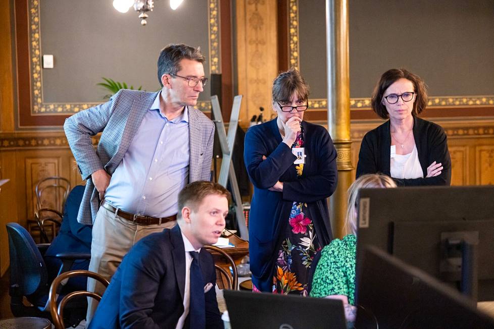 Puolueiden koordinaattorit Anders Portin (r), Henrik Vuornos (kok), Riikka Slunga-Poutsalo (ps) ja Marjo Loponen viimeistelivät hallitusohjelmaa 15. kesäkuuta.