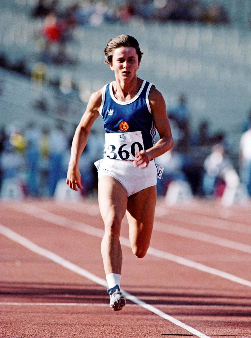 Marlies Göhr tunnettiin pikajuoksijana voimakkaasta ja matalasta askeleestaan. Tässä hän on EM-kisoissa 1982.