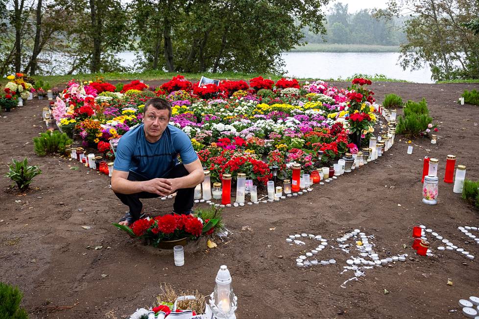 Vadim sytytti kynttilöitä muistopaikalla.