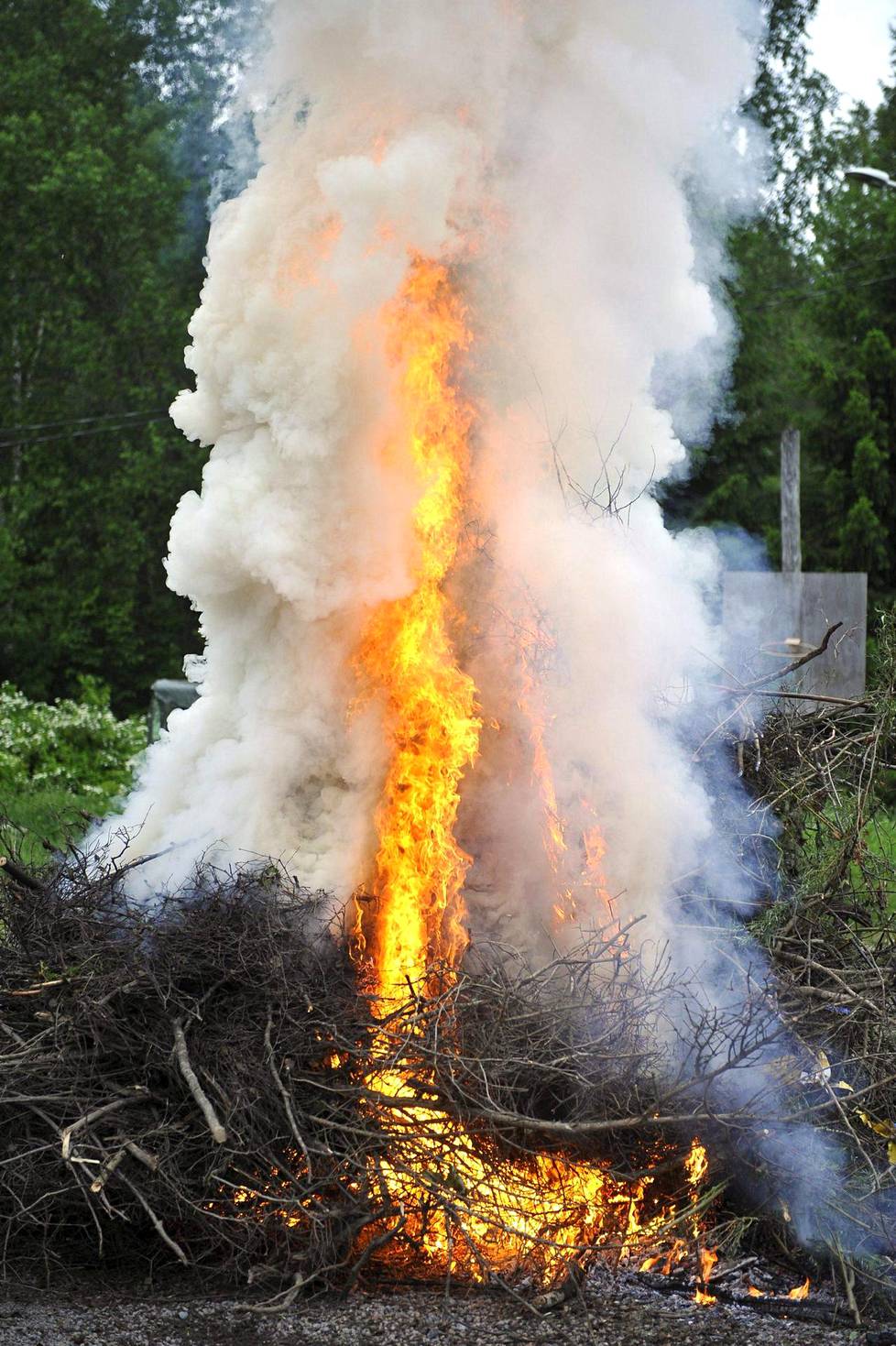 Juhannuskokko paloi paikallisen kyläjuhlian juhannusaaton juhlassa Vantaalla 23. kesäkuuta 2017.