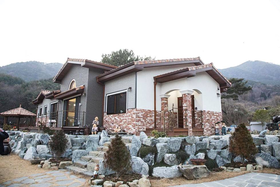Korealaisessa rakennusperinteessä myös kivi on puun ohella tärkeässä roolissa. Sitä on vuoristojen pirstomassa maassa riittämiin omasta takaa.