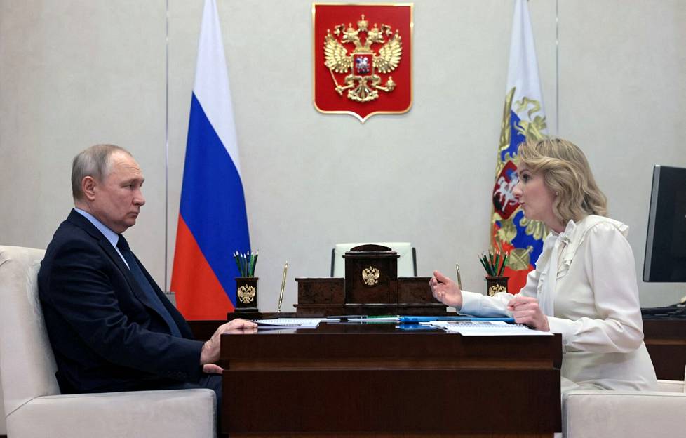 Venäjän lapsiasiavaltuutettu Marija Lvova-Belova tapasi presidentti Vladimir Putinin viime helmikuussa tämän virka-asunnolla Novo-Ogarjovossa. Kuukautta myöhemmin kansainvälinen rikostuomioistuin antoi kummastakin pidätysmääräyksen.