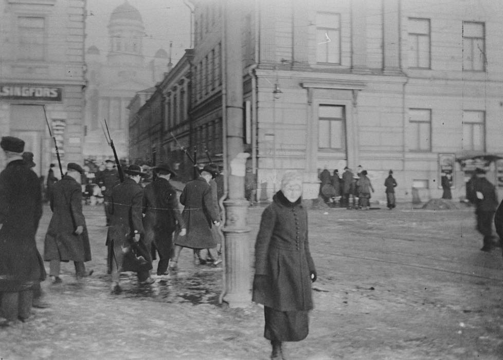 Punakaartin pistimet hallitsivat Helsingin katuja tammikuun vallankumouksen jälkeen. Kuvassa aseistettu partio Kauppatorilla.