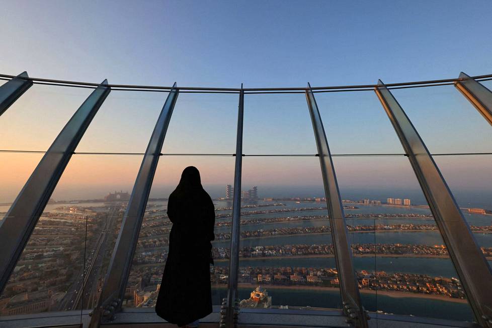 Nainen katseli pilvenpiirtäjän näköalatasanteelta Palm Jumeirah -tekosaarelle avautuvaa maisemaa viime viikolla Dubaissa.