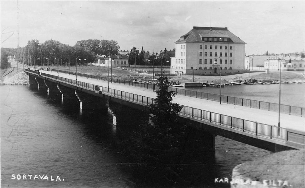 Insinöörintaidot ne osattiin myös 1930-luvulla. Kuvan etualalla näkyy vielä uusi Karjalansilta, joka oli aikanaan varsinainen taidonnäyte. Silta valmistui vuonna 1932. Taka-alalla seisoo Sortavalan kansakoulu. Sortavalassa oli myös opettajaseminaari. Valokuva on vuodelta 1934.