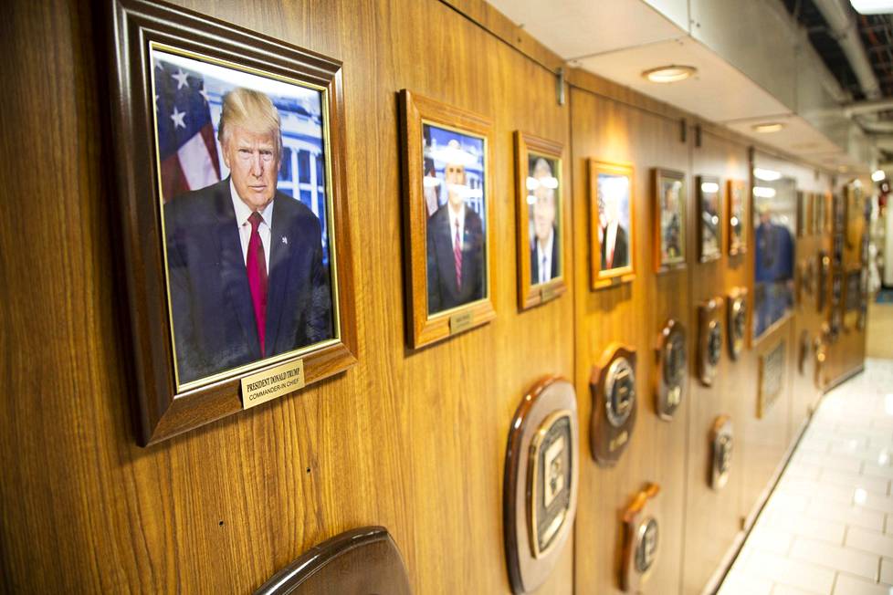 Laivan kunniaseinän kuvarivi alkaa presidentti Donald Trumpin potretilla.
