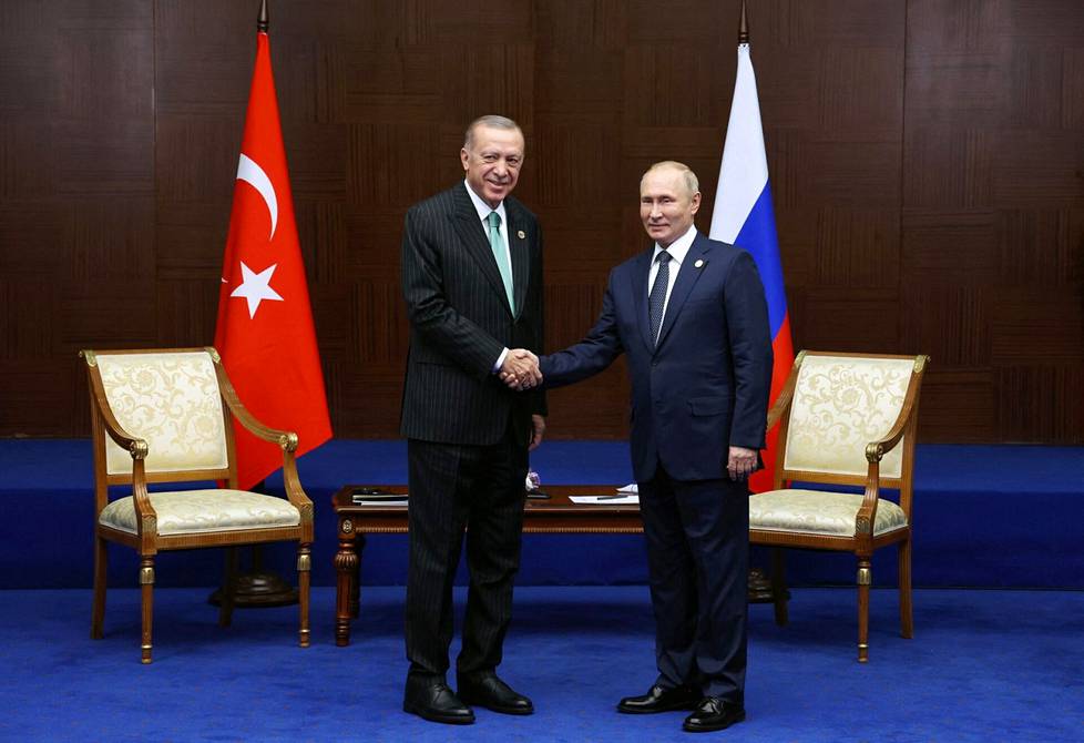 Presidentti Putin tapasi turkkilaisen kollegansa Recep Tayyip Erdoganin Kazakstanissa 13. lokakuuta 2022. Silloin ihmeteltiin ensiksi mainitun "tanssiaskeleita".