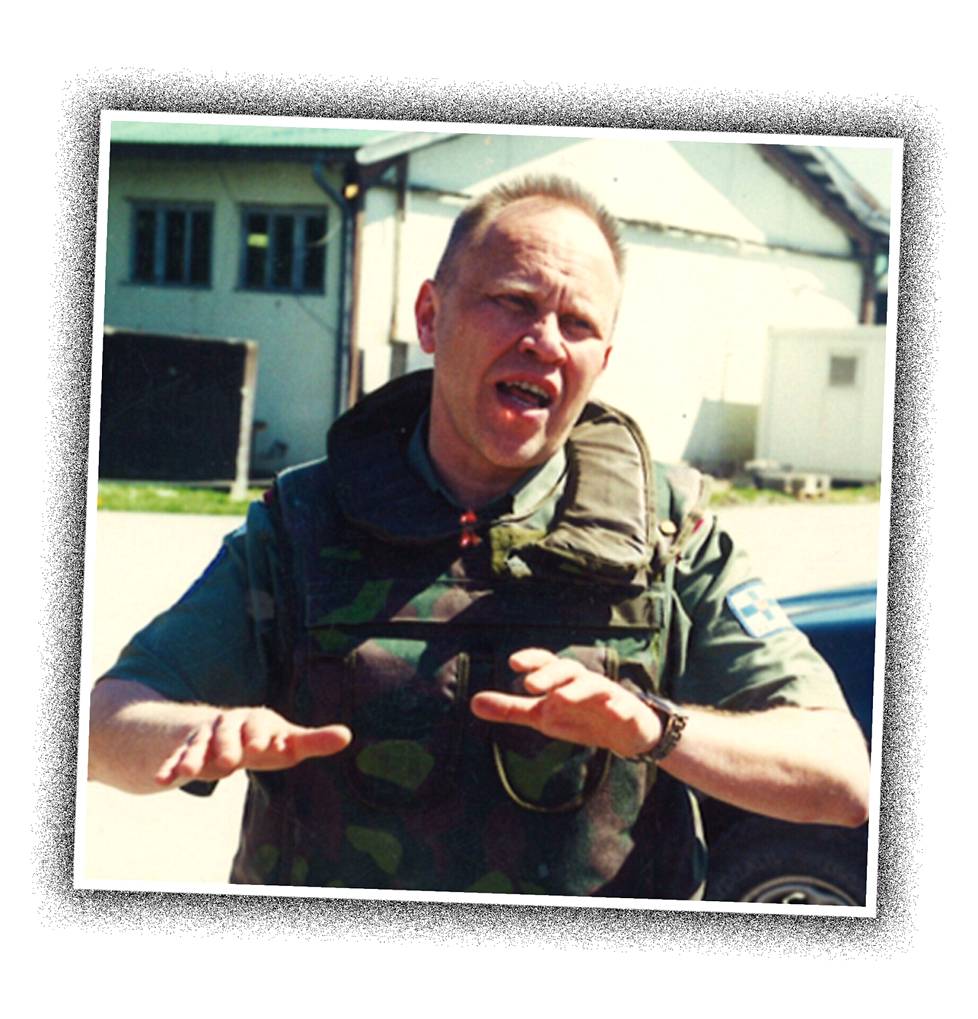 Everstiluutnanttina Bosniassa vuonna 2001 Naton SFOR-operaatiossa. Kuva on otettu käskynjaosta, jossa Kari ohjeistaa väkeään.