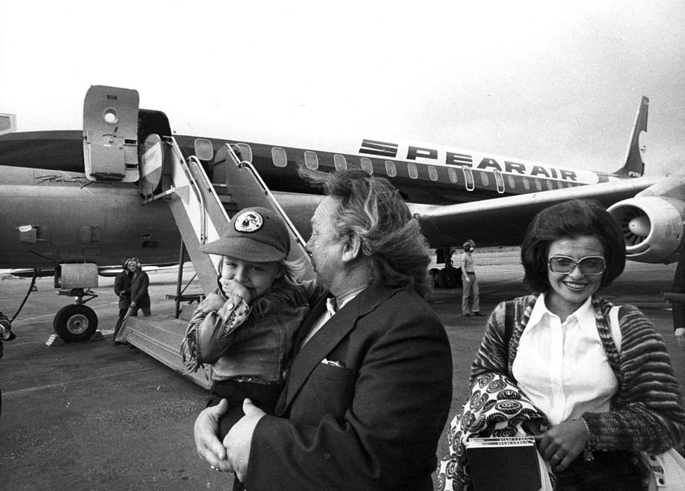 Kalevi Keihänen perheineen saapumassa Suomeen Bahamasaarilta syyskuussa 1972.