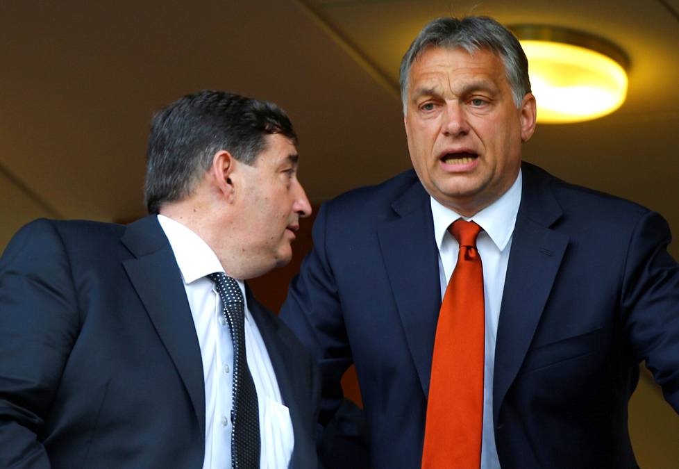 Mészáros (vas.) ja Orbán katsomassa jalkapallopeliä vuonna 2014. 