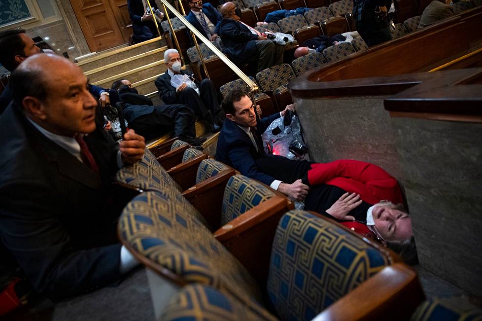 Kongressiedustajat Susan Wild ja James Crow suojautuivat lattialle kuvassa, joka vangitsi tilanteen uhkaavuuden.