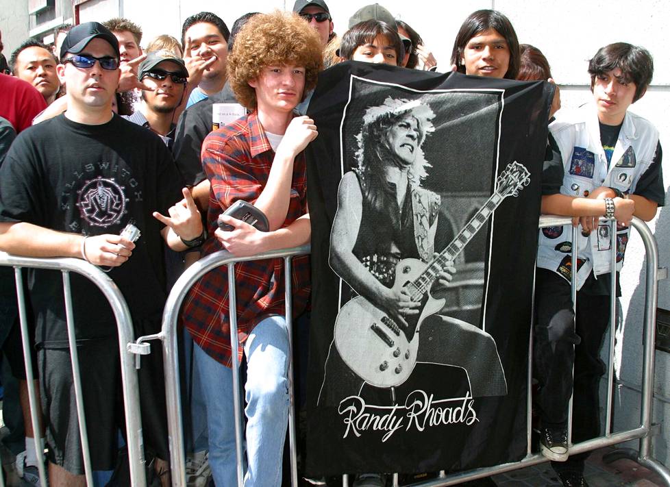 Faneja paikalla tilaisuudessa, jossa Randy Rhoadsin plakaatti lisättiin Hollywood RockWalkille maaliskuussa 2004. 