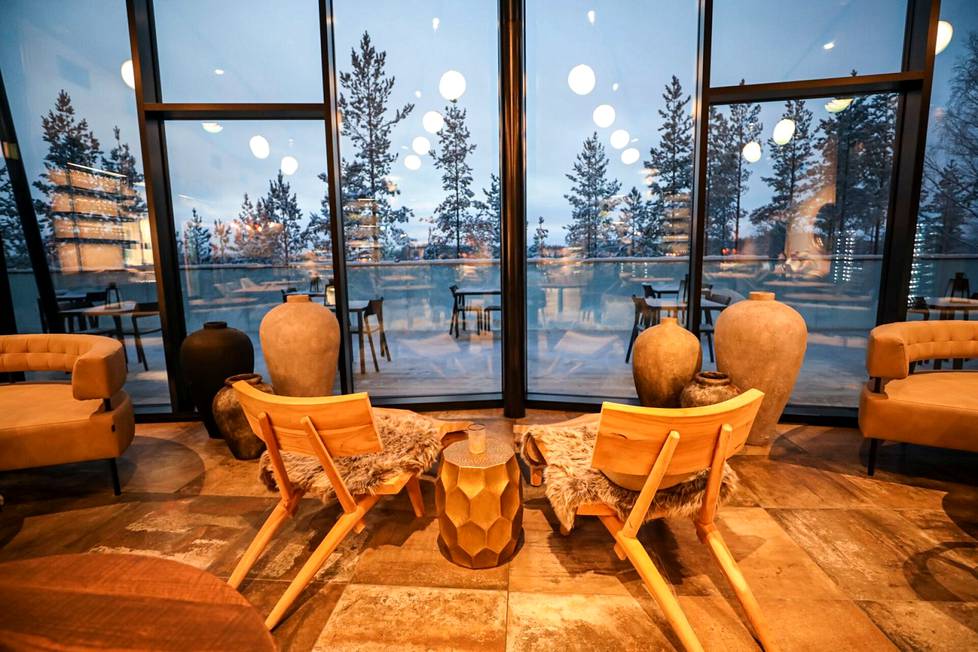 Resortin ikkunoista voi ihailla metsä- ja järvimaisemaa.