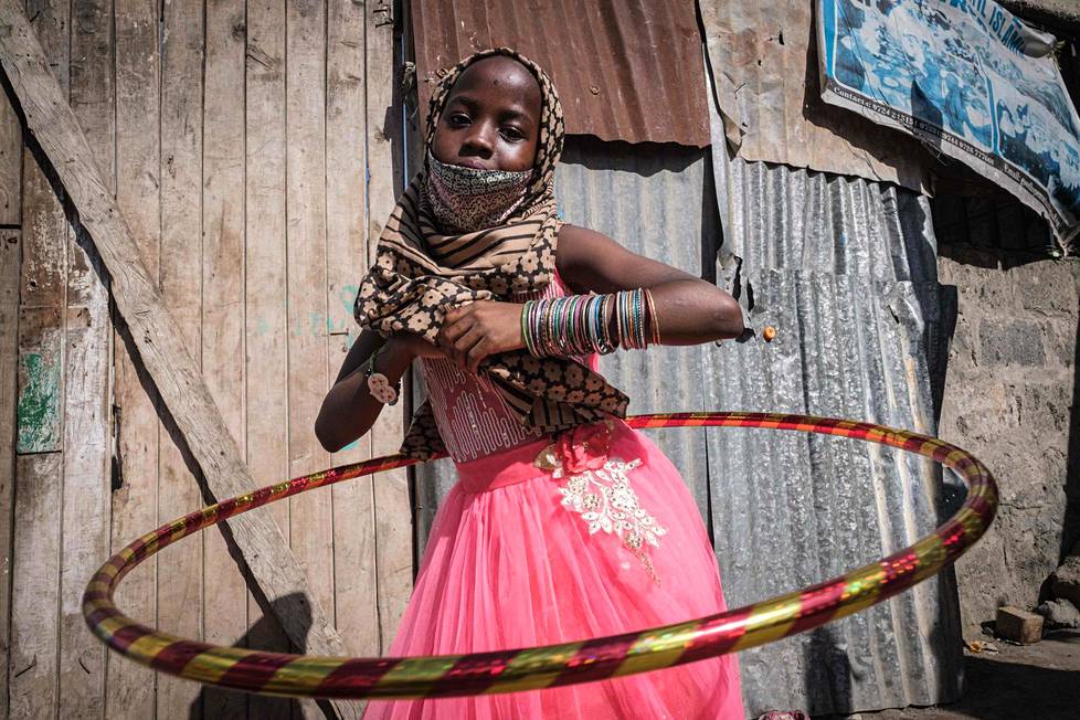 Kenialaistyttö pyöritti hulavannetta orpokodissa Nairobissa. Maan muslimijärjestö jakoi ruokaa ja leluja lapsille ramadan-paastokuukauden päätteeksi.