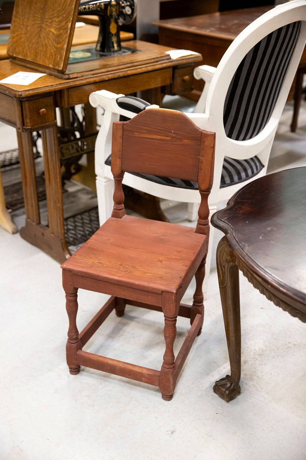 Sympaattinen vanha tuoli sopii vaikka yöpöydäksi. Perinteisiä yöpöytiä ei enää Kierrätyskeskuksesta etsitä.