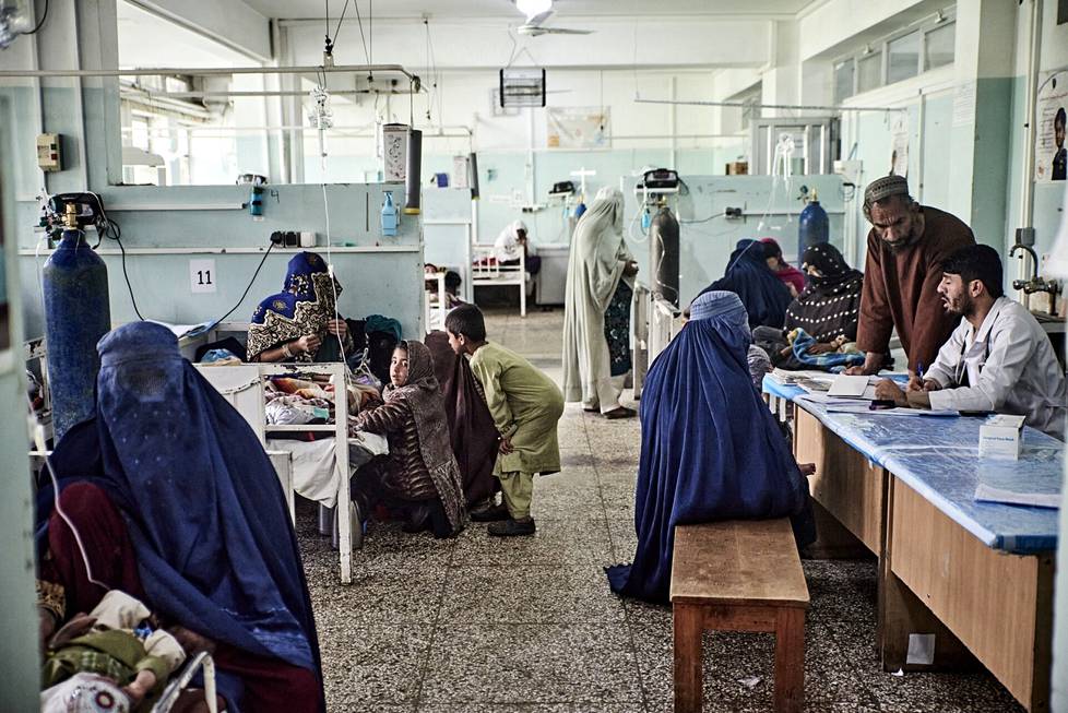Kandahar Mirwais -sairaalan aliravitsemusosasto marraskuussa 2021. Kaikkiaan 22,8 miljoonan afganistanilaisen arvioidaan kärsivän nälänhädästä. Kriisi on pahentunut Talibanin noustua valtaan.