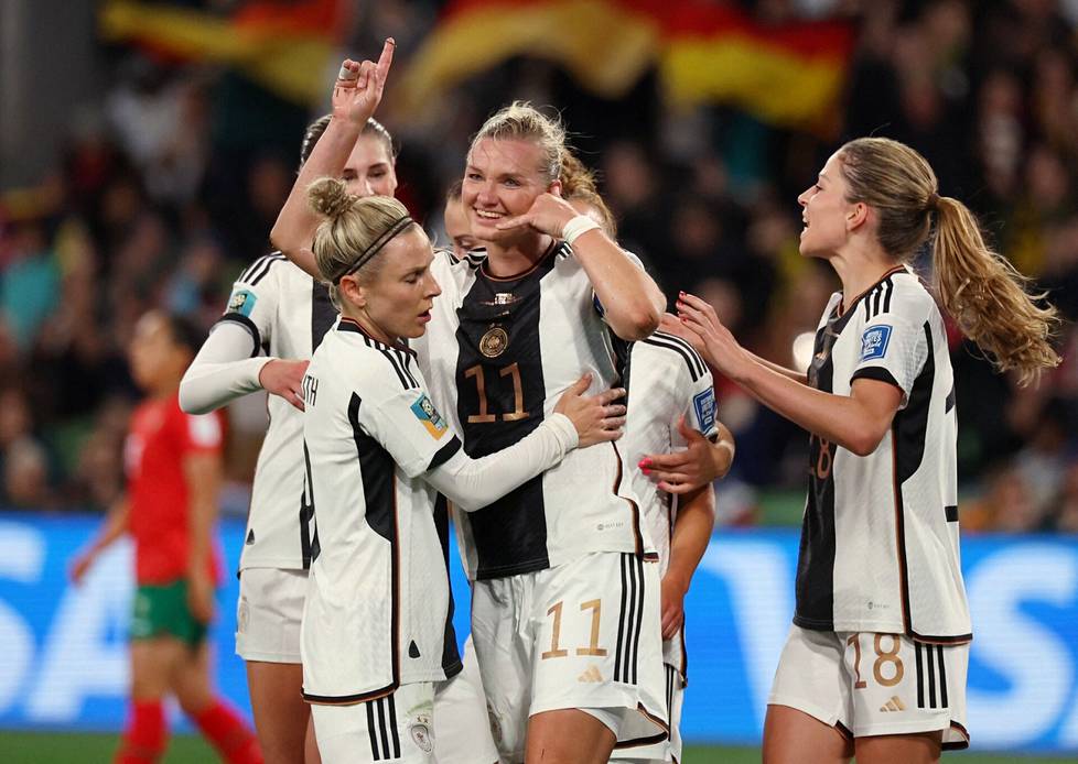 Popp ja Saksan joukkue juhlimassa maalia MM-kisojen ottelussa Marokkoa vastaan.