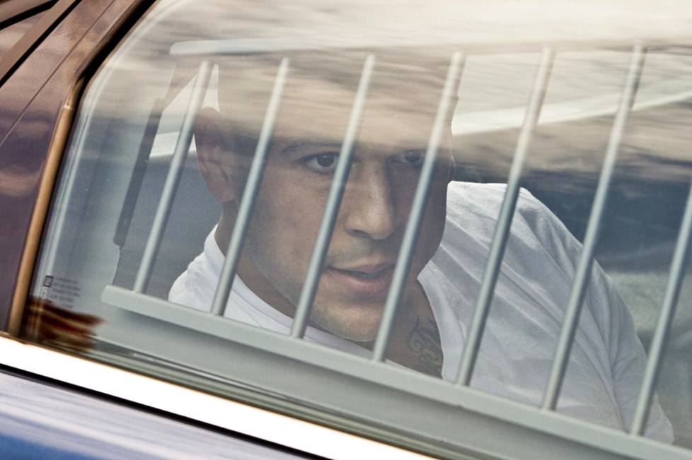 Poliisi pidätti Hernandezin hänen kotonaan 26. heinäkuuta vuonna 2013.