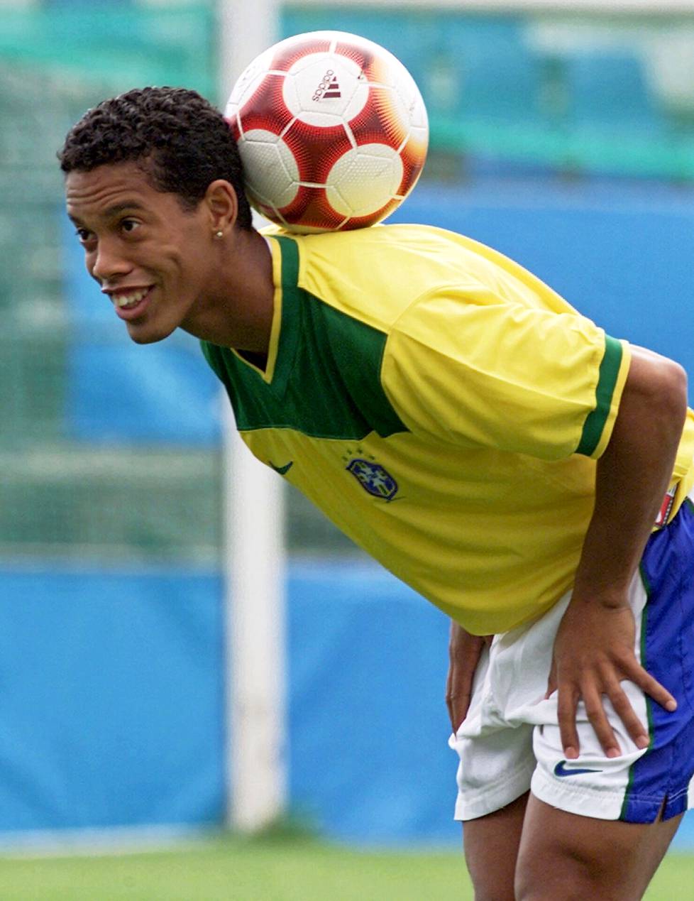 Ronaldinho siirsi futsalissa ja rantajalkapallossa harjoittelelemansa temput isolle kentälle.