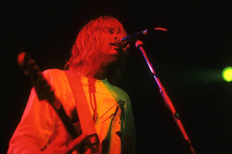 Kurt Cobain Nirvanan kanssa Astoria Theatren lavalla Lontoossa marraskuussa 1991.