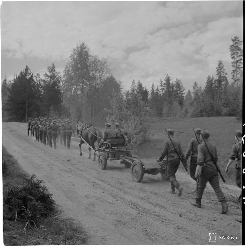 SA-kuvan arkistosta löytyy joitakin kuvia "Suomen-pojista" eli virolaisista sotilaista, jotka taistelivat Suomen puolesta jatkosodassa. Kuvassa on vapaaehtoinen tykkikomppania marssimassa taisteluharjoituksessa kesäkuussa 1944. 