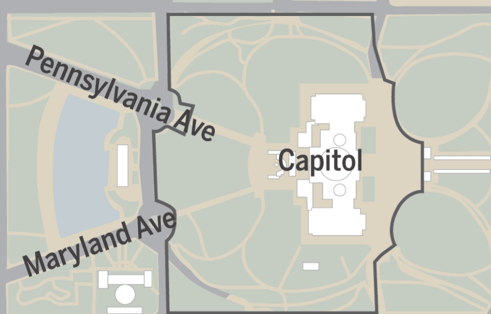 Valkoisen talon suunnasta saapunut väkijoukko murtautuu Capitolin uloimman suojavyöhykkeen läpi.