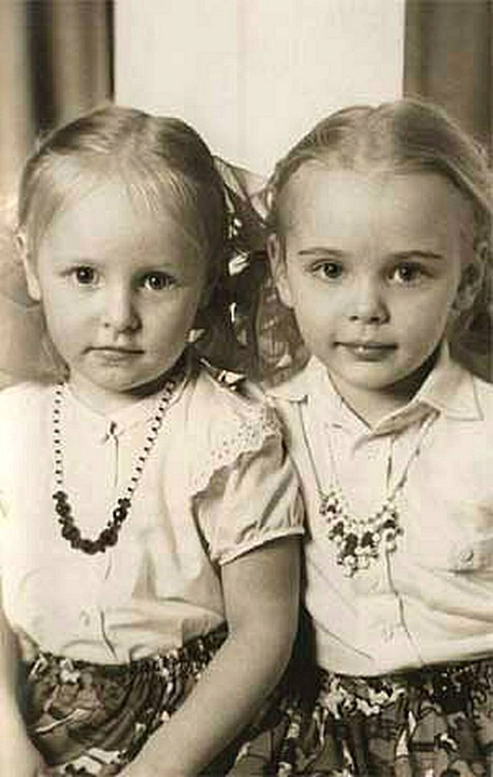 Putinin tyttäret Jekaterina ja Maria lapsina. Putinin entisen vaimon mukaan Putin oli tyttärilleen hyvä ja rakastava isä.