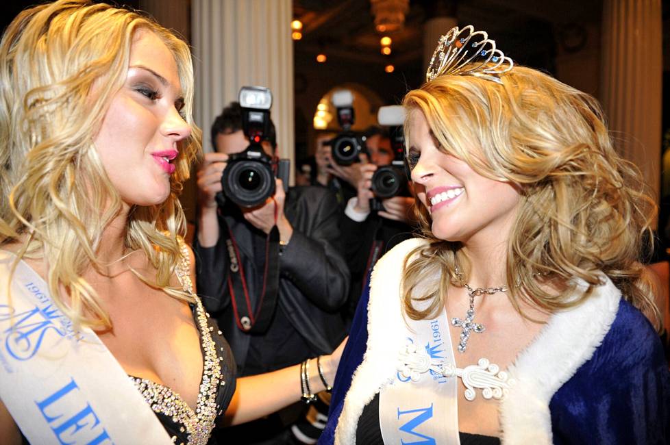 Vuonna 2011 Miss Suomeksi kruunattiin Pia Pakarinen (oik.). Lehdistön ihannetytöksi valittu Anni Uusivirta onnittelemassa.