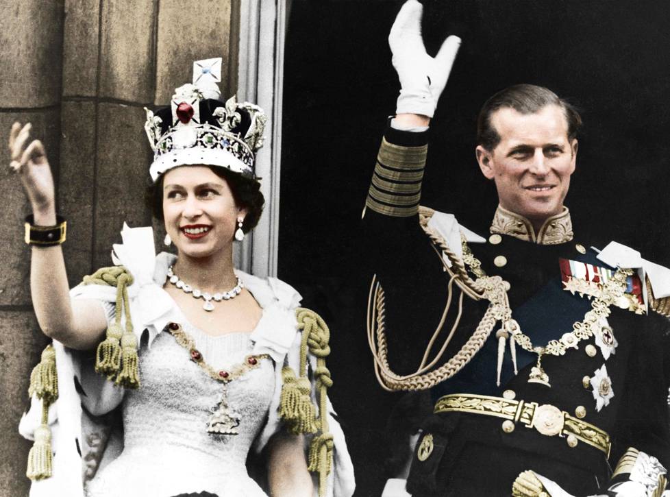 Tuore hallitsijapari tervehti yleisöä Elisabetin kruunajaispäivänä Buckinghamin palatsin parvekkeelta.