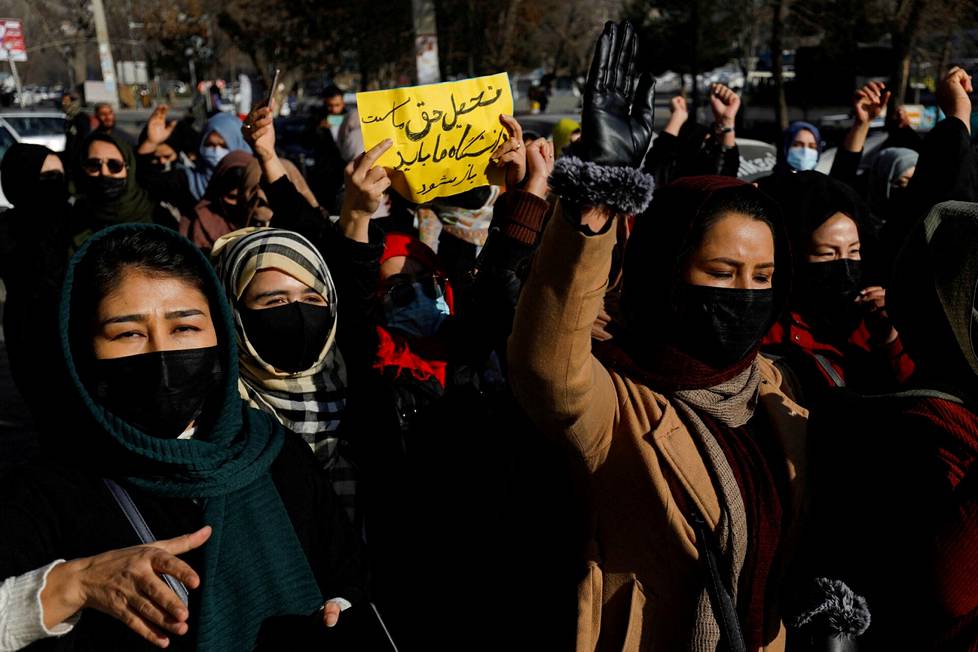 Afganistanilaisnaiset huusivat iskulauseita protestiksi naisten yliopisto-opistojen kieltämiselle joulukuussa 2022.