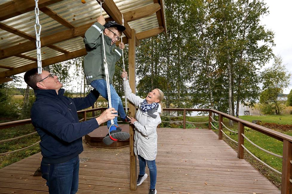 Kun Jarkko on käymässä Suomessa, perhe viettää paljon aikaa mökillä. Järven vastarannalla on Jarkon lapsuudenkoti, jonka pihapiirissä he Katrin kanssa lapsena leikkivät.
