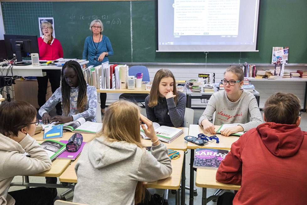 Seitsemäsluokkalaiset Rachel Arop, Jessica Hellberg ja Nea Ala-Ukko keskustelivat Riku Korhosen novellista Jakomäen peruskoulun äidinkielen tunnilla.