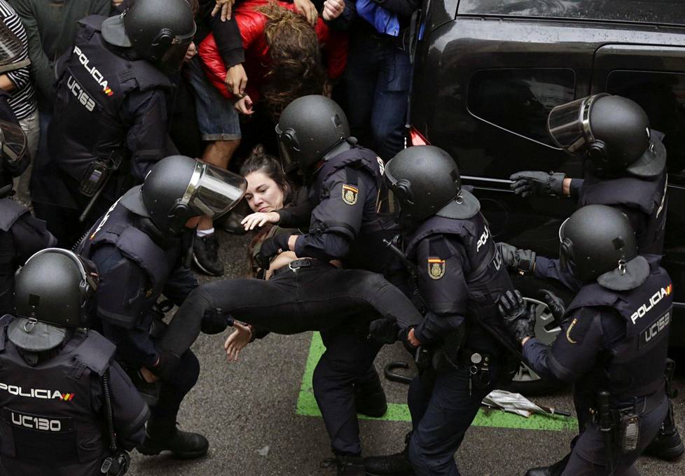 Espanjan valtion mellakkapoliisit ottivat naisen kiinni Ramon Llull -koululla Barcelonassa.