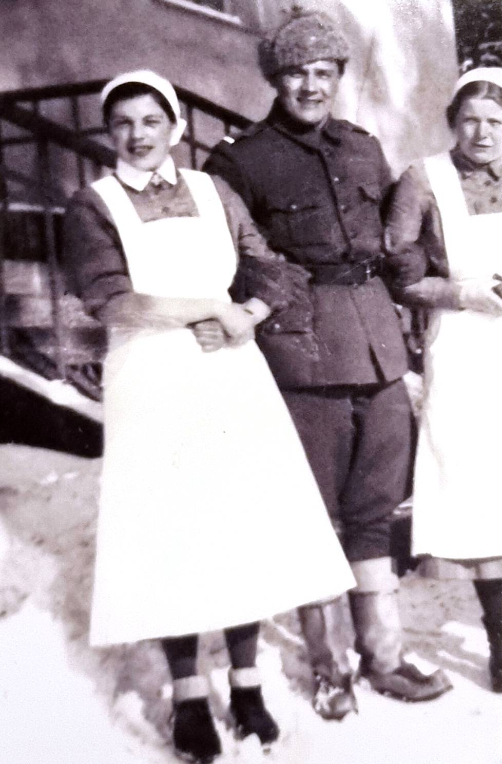 Tämä kuva on otettu Esteristä (vas.) Suistamon pitäjässä Loimolan piirissä talvella 1943. Hän oli rintamalottana ja hoiti terveydenhoitajan tehtäviä. 