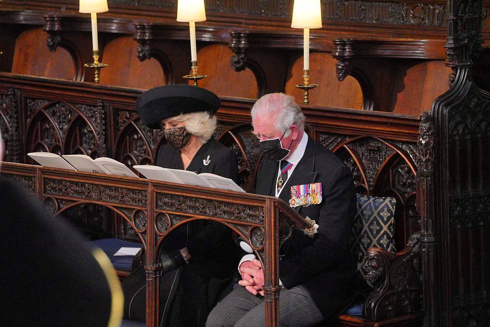 Prinssi Charles ja hänen puolisonsa, herttuatar Camilla hiljenivät seremonian aikana rukoukseen.