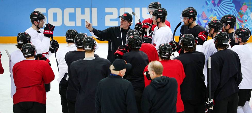 Sidney Crosby, Patrice Bergeron, Jonathan Toews, Ryan Getzlaf, Martin St. Louis ja muut Kanadan suurtähdet kuuntelivat, kun kultasormi Babcock ohjeisti askelmerkkejä Sotshin olympialaisissa 2014.