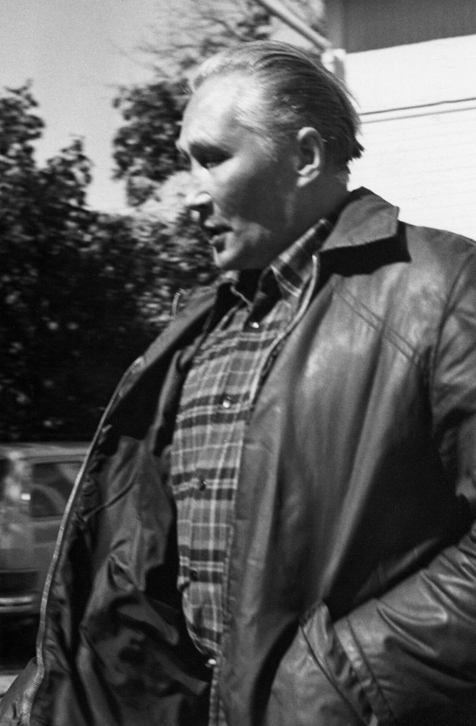 Pentti Saarinen ei reagoinut vaimonsa mystiseen katoamiseen mitenkään. Hän ei esimerkiksi ilmoittanut katoamisesta poliisille.
